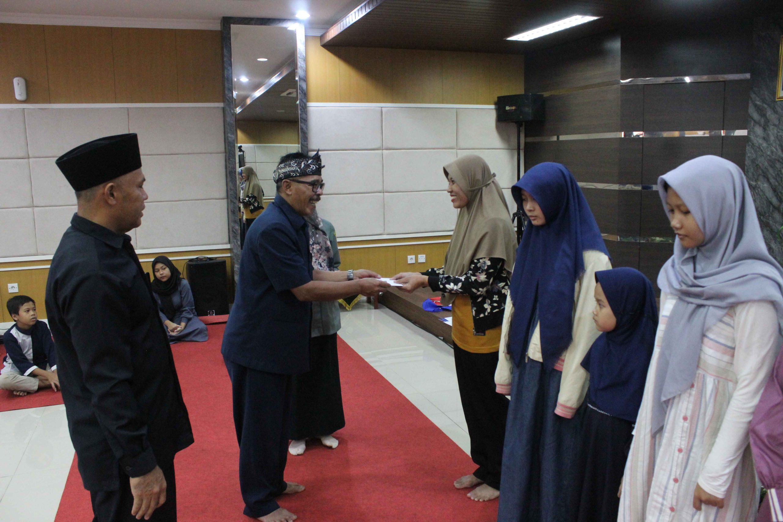 pembinaan rohani dan pemberian santunan 7