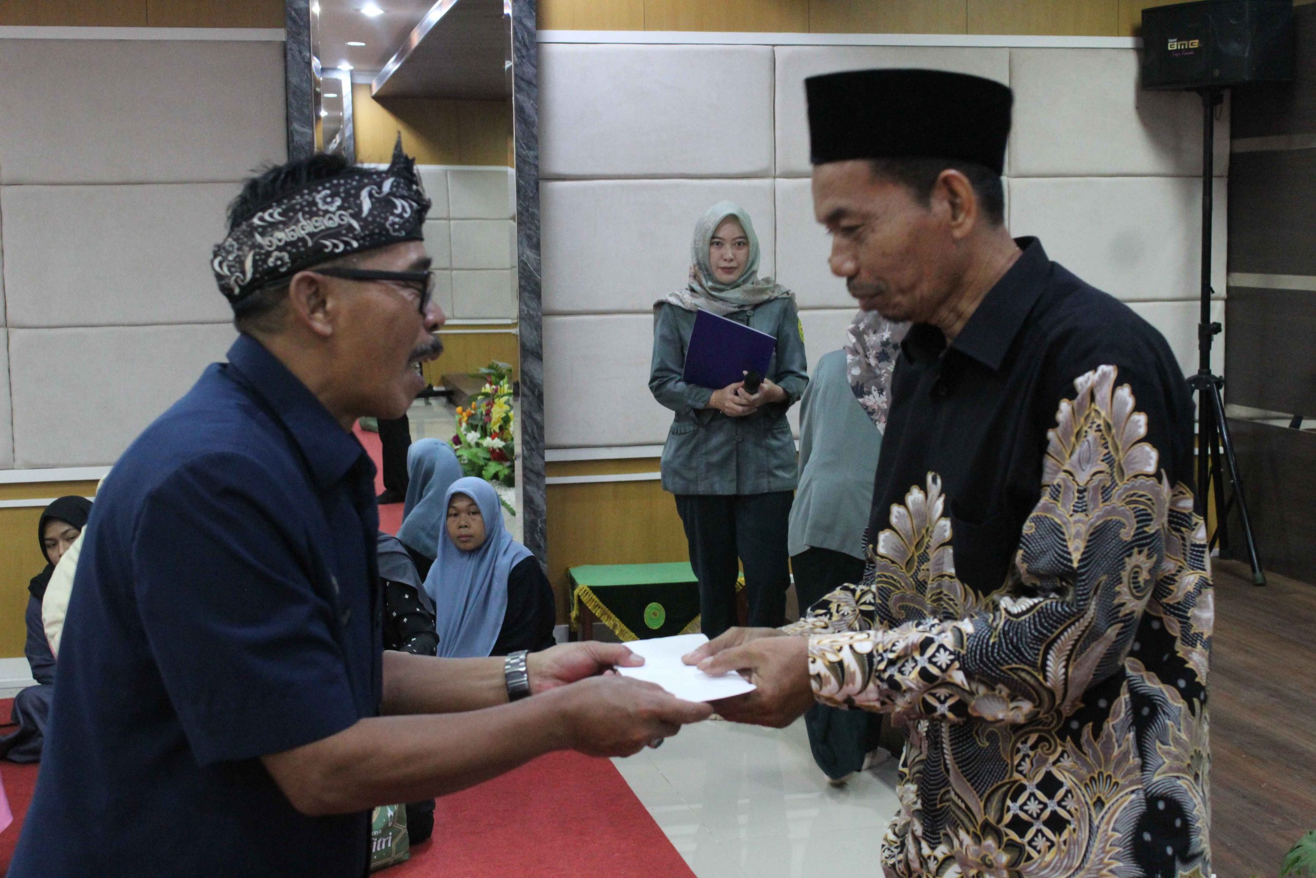 pembinaan rohani dan pemberian santunan 9